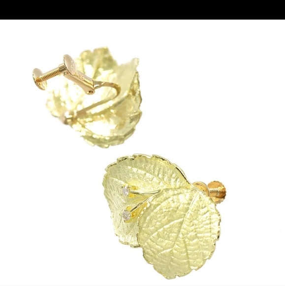 Leaf Motif Earrings in Solid 18K yellow Gold [clip-on and screw type lock] - Picture 6 of 17